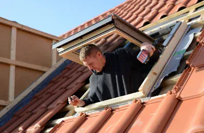 Pose de fenêtre de toit et velux par un couvreur à Saint-Mariens